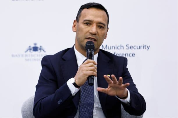 Pedro Arnulfo Sánchez Suárez, ministro de Defensa Nacional de la República de Colombia, participa en la mesa redonda "Punto de ruptura: el orden internacional entre la reforma y la destrucción" en la 62.ª Conferencia de Seguridad de Múnich, el 13 de febrero de 2026 en Múnich, Alemania. (Johannes Simon/Getty Images)