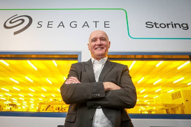 El vicepresidente de Seagate, Fergus O’Donnell, posa en la planta de la empresa tecnológica en Derry/Londonderry, Irlanda del Norte, el 11 de septiembre de 2025. La planta se ve a través de un cristal tintado. Seagate es un fabricante de discos duros y soluciones de almacenamiento de datos. (Paul Faith/AFP vía Getty Images).