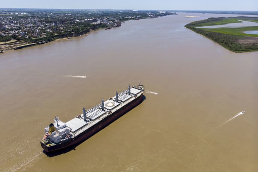Vista panorámica de un buque de carga en el río Paraná, en San Lorenzo, Santa Fe, el 22 de diciembre de 2020, durante una huelga portuaria que dejó más de cien barcos detenidos. (Marcelo Manera / AFP vía Getty Images).