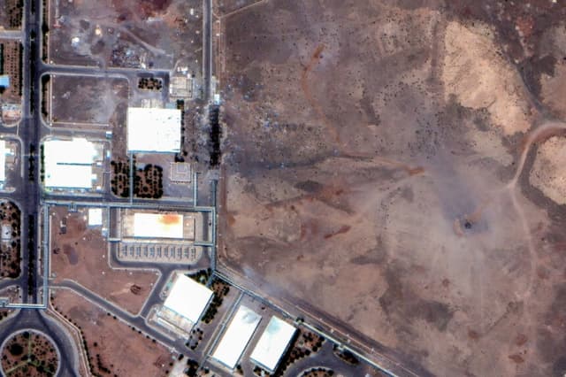 Una imagen satelital muestra cráteres de impacto aéreo sobre las salas subterráneas de centrifugadoras de la planta de enriquecimiento de Natanz, tras los ataques aéreos estadounidenses, en Natanz, Irán, el 22 de junio de 2025. (Maxar Technologies/Handout vía Reuters).