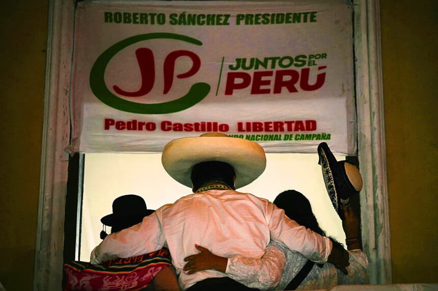 Se ve al candidato presidencial peruano del partido Juntos por el Perú, Roberto Sánchez (C), desde el balcón de su sede de campaña el 19 de junio de 2026. (ERNESTO BENAVIDES / AFP vía Getty Images)