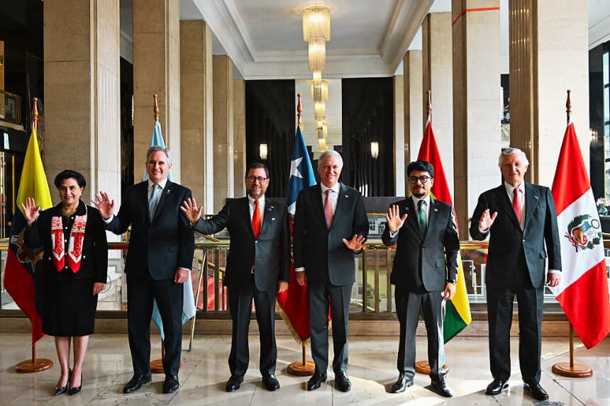 (De izquierda a derecha) La ministra de Relaciones Exteriores de Ecuador, Gabriela Sommerfeld; el ministro de Relaciones Exteriores de Argentina, Pablo Quirno; el ministro de Relaciones Exteriores de Chile, Francisco Pérez; el presidente de Chile, José Antonio Kast; el ministro de Relaciones Exteriores de Bolivia, Fernando Aramayo, y el ministro de Relaciones Exteriores de Perú, Carlos Pareja Ríos, celebrada en Santiago el 28 de mayo de 2026. (RODRIGO ARANGUA / AFP vía Getty Images)