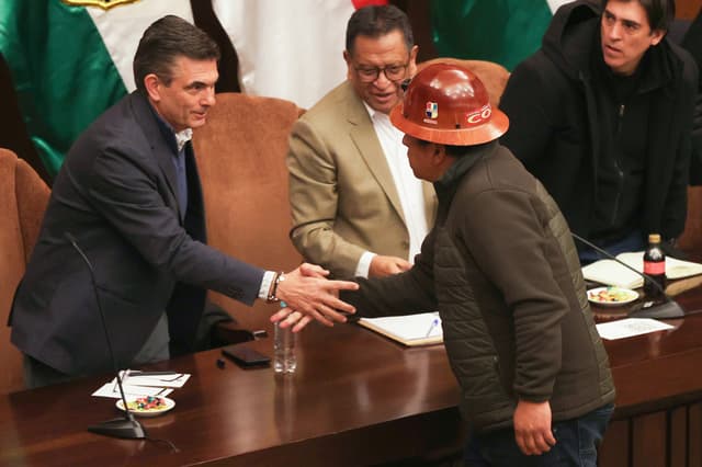 El presidente de Bolivia, Rodrigo Paz, saluda al dirigente de la Central Obrera Boliviana (COB), Mario Argollo, durante el inicio de una reunión en La Paz, Bolivia. (EFE/ Luis Gandarillas)