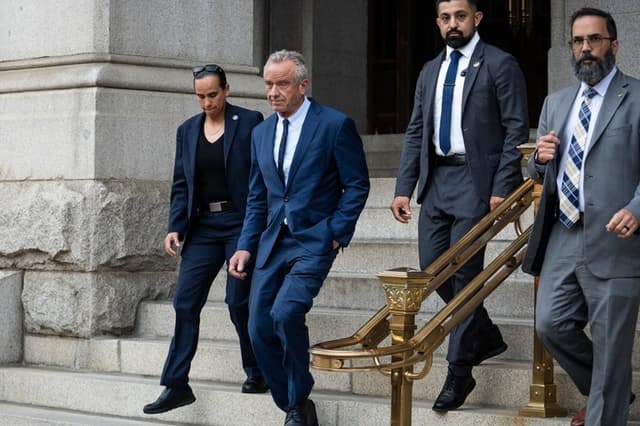 El secretario de Salud, Robert Kennedy Jr., sale del hotel Waldorf Astoria en Washington el 18 de mayo de 2026. (Madalina Kilroy/The Epoch Times)