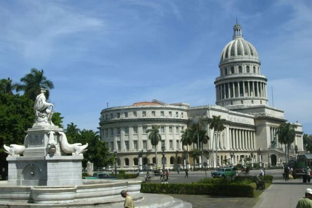 Fotografía tomada el 6 de mayo de 2004 del Capitolio, en la Plaza del Capitolio, en el centro de La Habana. El Capitolio alberga tesoros como la estatua que representa a la República; en sus salas se reunió la Asamblea Constituyente y fue testigo de la promulgación de la Constitución en 1940. (GABRIEL BOUYS/AFP vía Getty Images)