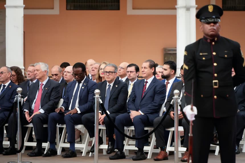 Personas asisten a los actos conmemorativos del Bicentenario del Congreso Anfictiónico este lunes, en Ciudad de Panamá (Panamá). Panamá conmemora los 200 años del Congreso Anfictiónico, la asamblea convocada por Bolívar en la capital panameña entre el 22 de junio y el 15 de julio de 1826 en un intento de unificar a los Estados americanos recién independizados de España. (EFE/ Aris Mariota)