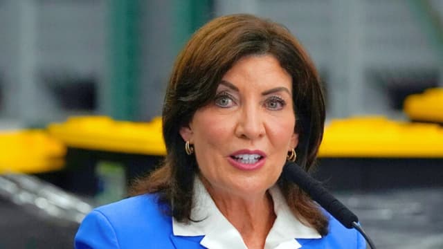 Nueva York y el gobierno federal presentan demandas cruzadas por la prohibición de agentes enmascarados