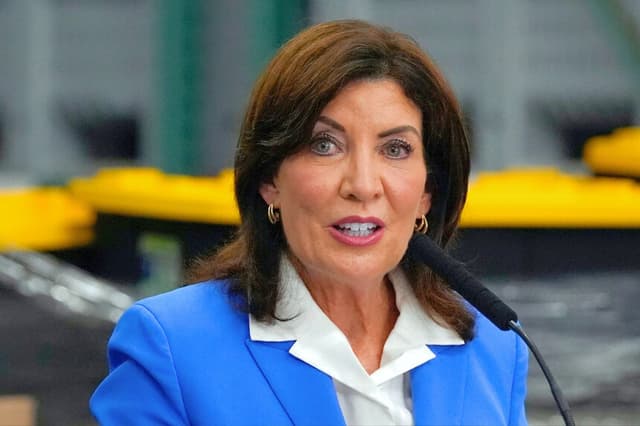 La gobernadora de Nueva York, Kathy Hochul, interviene en una rueda de prensa celebrada en el Bronx, en la ciudad de Nueva York, el 31 de julio de 2024. (Julia Nikhinson/AP Photo).