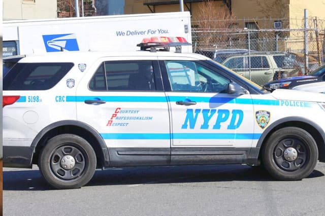 Condenan a exagente de la Policía de Nueva York a 7 años y medio de prisión por drogas y armas