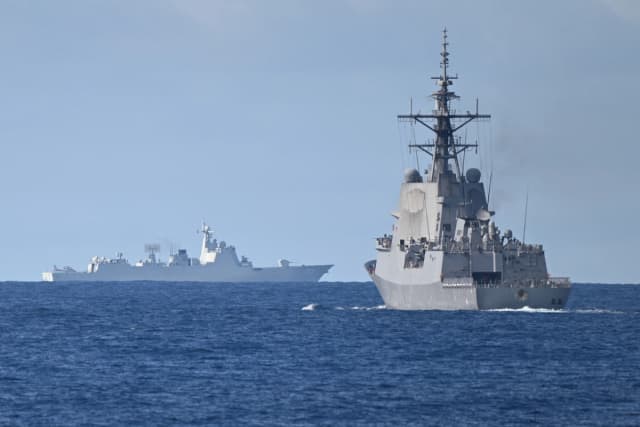 Un buque de la Armada del Ejército Popular de Liberación de China (al fondo a la izquierda) en el mar mientras un destructor de la Armada australiana (a la derecha) participa en una actividad de cooperación marítima cerca del arrecife de Scarborough, el 3 de septiembre de 2025. (Ted Aljibe/AFP vía Getty Images)