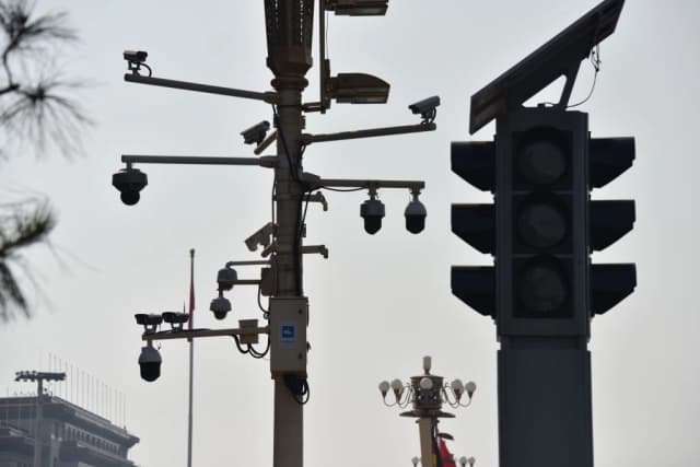 Cámaras de vigilancia en una esquina de la Plaza de Tiananmen en Beijing el 6 de septiembre de 2019. (Greg Baker/AFP vía Getty Images)