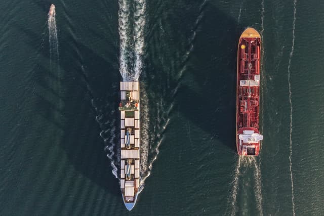 Un granelero y un buque de carga transitan por el Canal de Panamá en la Ciudad de Panamá el 12 de marzo de 2026. (Matias Delacroix/AP Photo)