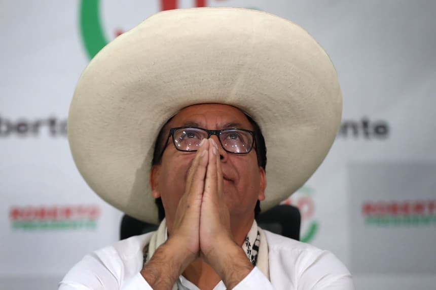 El candidato izquierdista a la Presidencia de Perú, Roberto Sánchez, fue captado este 23 de junio, durante una rueda de prensa, en Lima, Perú. (EFE/Paolo Aguilar)