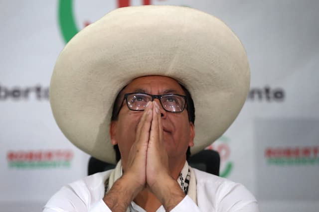 El candidato izquierdista a la Presidencia de Perú, Roberto Sánchez, fue captado este 23 de junio, durante una rueda de prensa, en Lima, Perú. (EFE/Paolo Aguilar)