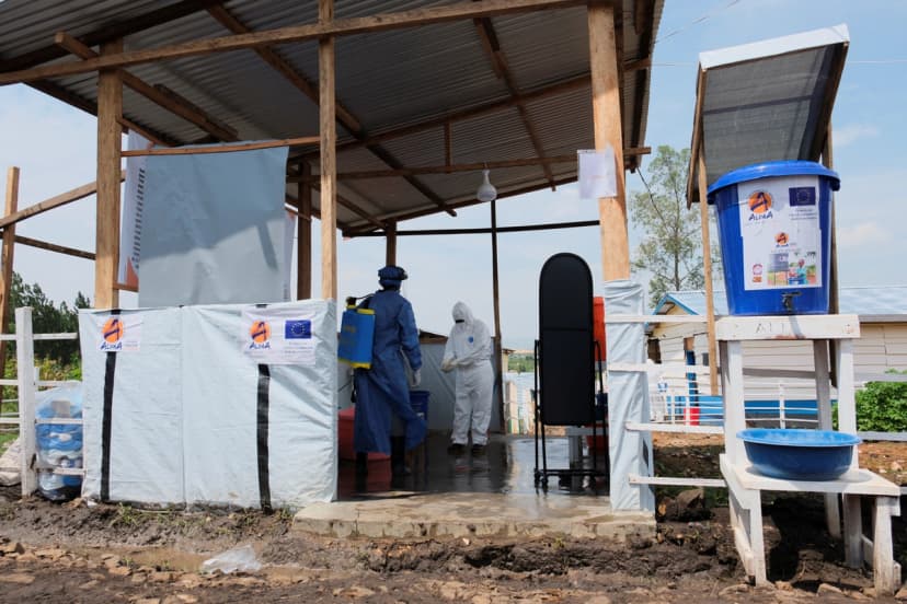 Trabajadores médicos se lavan las manos en un centro de tratamiento del ébola en Bunia, Congo, el 16 de junio de 2026. (Gradel Muyisa Mumbere/Reuters).