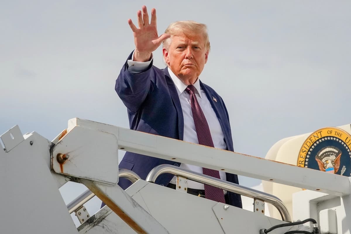 El presidente Donald Trump saluda mientras sube al Air Force One para partir del Aeropuerto Regional de Reading en Reading, Pensilvania, el 23 de junio de 2026. (Foto de Andrew Harnik/Getty Images).