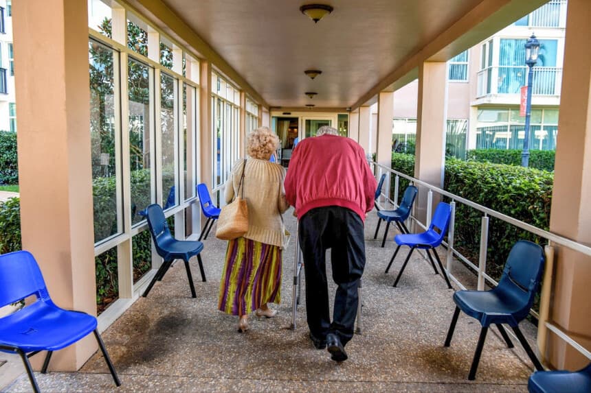 Unos residentes de edad avanzada pasean por Pompano Beach, Florida, el 21 de marzo de 2020. (CHANDAN KHANNA/AFP a través de Getty Images).