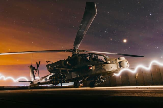 Un helicóptero de ataque AH-64 Apache del Ejército de Estados Unidos se prepara para prestar apoyo a la Operación "Hawkeye Strike" en la zona de responsabilidad del Mando Central de Estados Unidos, el 19 de diciembre de 2025. (Foto del Ejército de Estados Unidos).