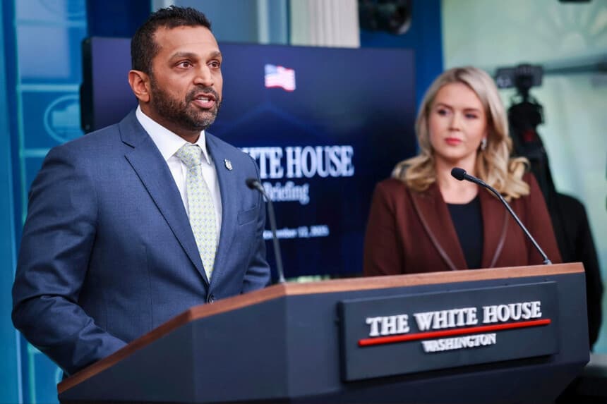 El director del FBI, Kash Patel (izquierda), interviene mientras la portavoz de prensa de la Casa Blanca, Karoline Leavitt, observa la escena durante una rueda de prensa diaria celebrada en la Casa Blanca el 12 de noviembre de 2025. (Win McNamee/Getty Images).