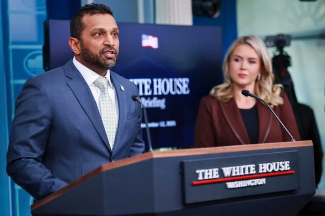 El director del FBI, Kash Patel (izquierda), interviene mientras la portavoz de prensa de la Casa Blanca, Karoline Leavitt, observa la escena durante una rueda de prensa diaria celebrada en la Casa Blanca el 12 de noviembre de 2025. (Win McNamee/Getty Images).