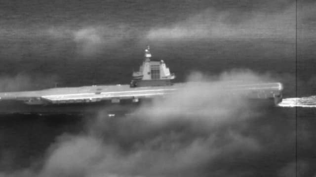 Portaaviones chino "Fujian" atraviesa el estrecho de Taiwán durante maniobras militares
