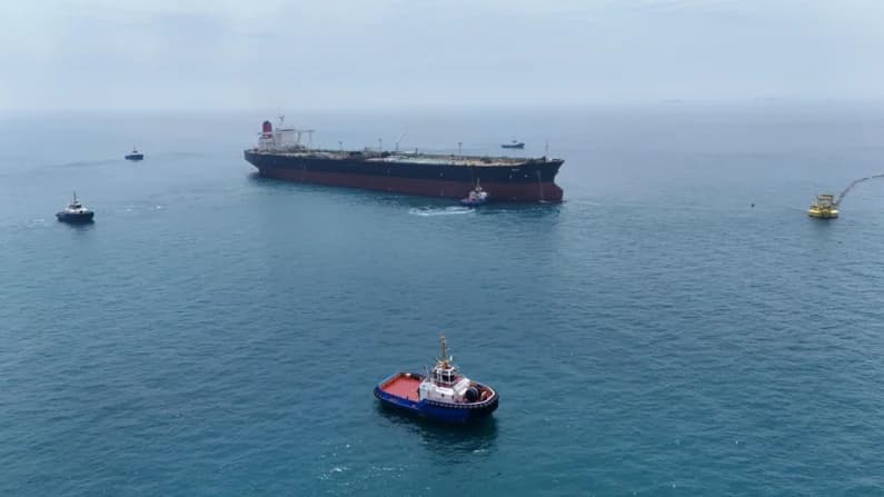 Petróleo vuelve a los niveles previos a la guerra mientras se recupera el tráfico por el Estrecho de Ormuz
