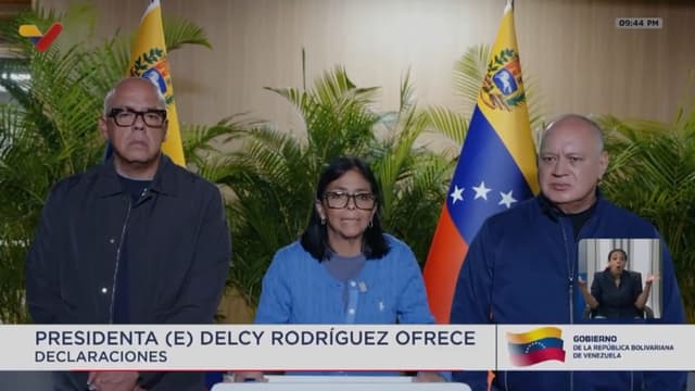 Captura de video de una transmisión del canal estatal Venezolana de Televisión (VTV) de la presidenta encargada de Venezuela, Delcy Rodríguez (c), acompañada por el presidente de la Asamblea Nacional (AN) Jorge Rodríguez (i) y el ministro del Interior Diosdado Cabello durante una declaración tras los dos terremotos de magnitud 7.5 y 7.2 ocurridos en una zona del centro del país, en Caracas (EFE/ VTV)