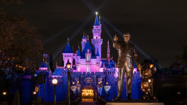 Adolescente sale volando de una atracción de Disney