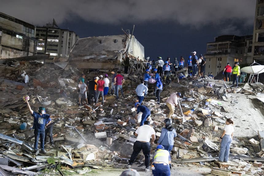 Cuerpos de emergencia buscan víctimas este miércoles, luego de dos fuertes terremotos que sacudieron el Caribe venezolano en Caracas. (EFE/ Rayner Peña)