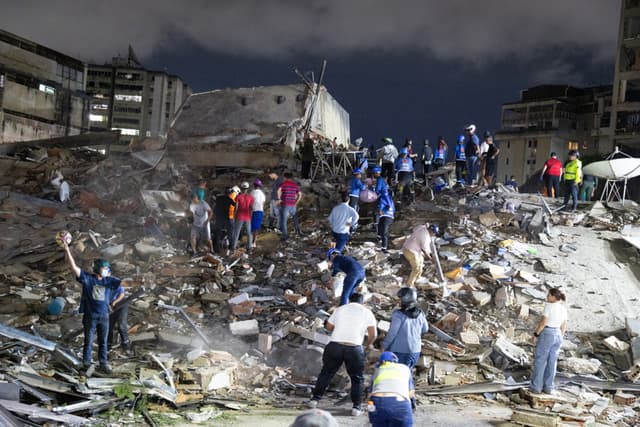 Cuerpos de emergencia buscan víctimas este miércoles, luego de dos fuertes terremotos que sacudieron el Caribe venezolano en Caracas. (EFE/ Rayner Peña)
