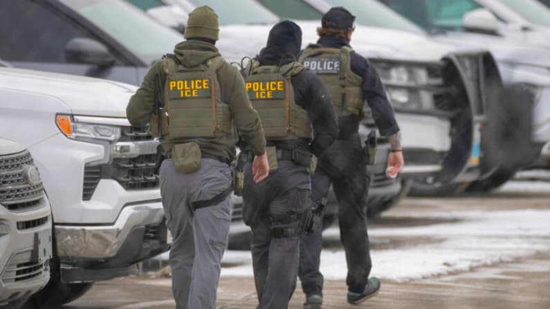 ICE detiene a más de 10,000 miembros de bandas criminales bajo mandato de Trump