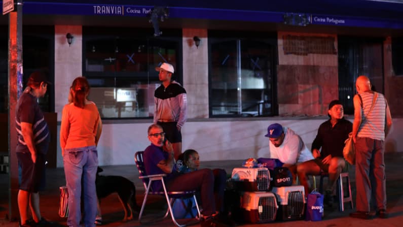 Venezolanos pasan la noche en calles y vehículos tras los terremotos