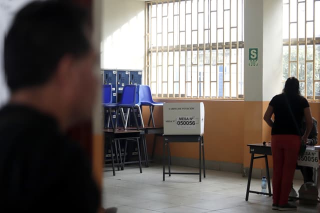 Fotografía de archivo de personas votando durante las elecciones presidenciales, en Lima, Perú. (EFE/ Sebastián Blanco)