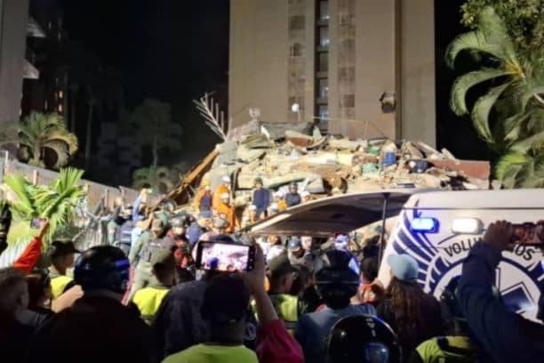 Momento del rescate de un sobreviviente la noche del 24 de junio del 2026 en Caracas, Venezuela. (Yasmila Márquez, The Epoch Times)