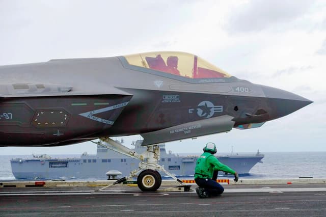 Un caza furtivo F-35C de la Armada de los Estados Unidos y su tripulación se preparan para despegar en una demostración de vuelo durante el ejercicio naval conjunto Annualex 23, desde el portaaviones USS Carl Vinson frente a la costa japonesa, el 11 de noviembre de 2023. (Foto de Mari Yamaguchi/AP).