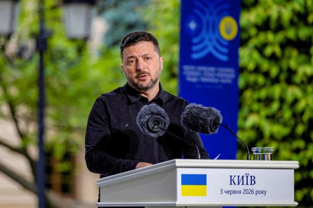 El presidente ucraniano, Volodímir Zelenski, habla durante una rueda de prensa conjunta con el secretario general de la OTAN, Mark Rutte (no aparece en la imagen), tras las conversaciones mantenidas en Kiev, Ucrania, el 3 de junio de 2026, en el contexto del ataque ruso contra Ucrania. (Thomas Peter/Reuters).
