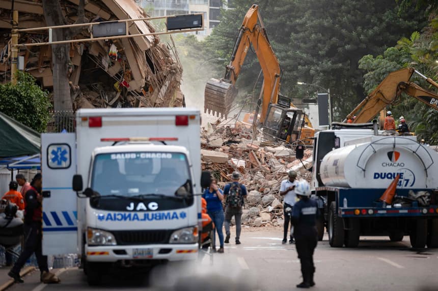 Rescatistas trabajan en una zona afectada por un terremoto, este jueves en Caracas, Venezuela. (EFE/ Ronald Peña R)