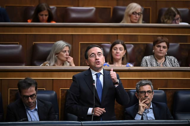 Imagen de archivo del ministro de Asuntos Exteriores, Unión Europea y Cooperación, José Manuel Albares (c), interviniendo en el pleno en el que el presidente del Gobierno, Pedro Sánchez, compareció para dar explicaciones de los casos judiciales que afectan a su entorno político este miércoles en el Congreso de los Diputados en Madrid. (EFE/ Fernando Villar)