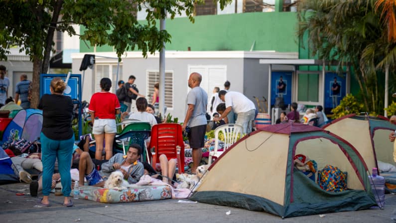 Habitantes de La Guaira pasan otra noche a la intemperie tras los terremotos en Venezuela