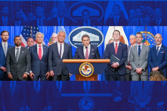 El fiscal general en funciones, Todd Blanche (C), flanqueado por funcionarios del gobierno, anuncia los resultados de una operación contra el fraude sanitario en el Departamento de Justicia, en Washington, el 23 de junio de 2026. (Ken Cedeno / AFP vía Getty Images).