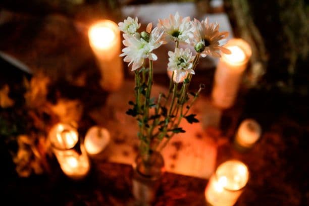 Velas durante una manifestación en la que exigen la dimisión del presidente nicaragüense Daniel Ortega y de su esposa, la vicepresidenta Rosario Murillo, en Managua, el 27 de abril de 2018. (INTI OCON/AFP vía Getty Images)