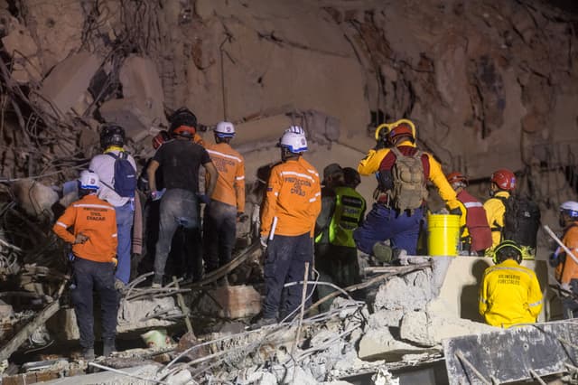Integrantes de equipos de rescate trabajan en un edifico afectado por el terremoto en Venezuela. (EFE/ Boris Vergara)