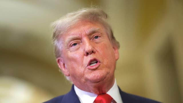Trump dice que Irán violó el alto el fuego al atacar un buque de carga