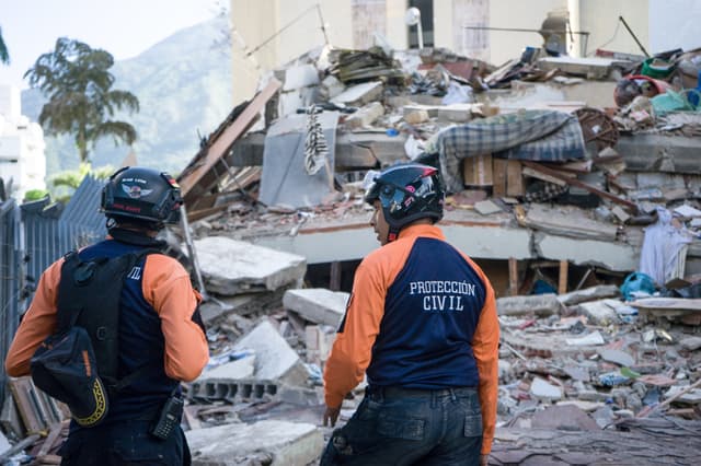 Integrantes de la Protección Civil participan este jueves en labores de remoción de escombros y búsqueda de sobrevivientes entre edificios colapsados por los terremotos, en el municipio de Chacao, en el este de Caracas, Venezuela. (EFE/ Boris Vergara)