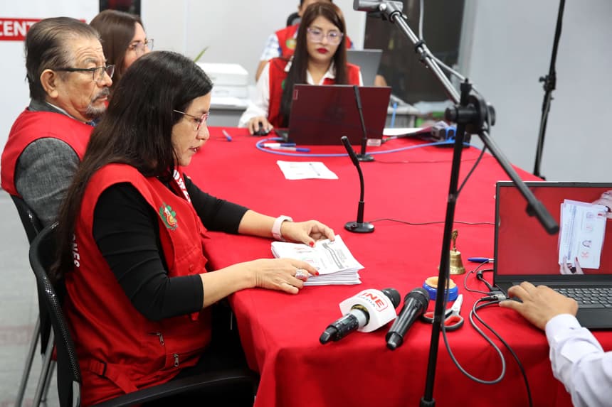 Fotografía del 15 de junio de 2026 de integrantes del Jurado Electoral Especial de Lima Centro 2 (JEE LC 2), en Lima, Perú. (EFE/Paolo Aguilar)