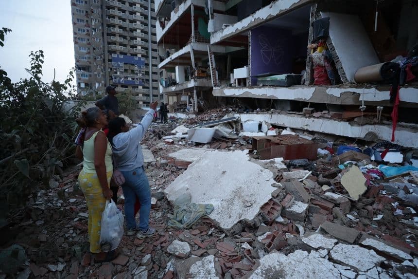 Residentes entre los escombros de uno de los bloques de viviendas dañados por los terremotos, en la localidad de Catia La Mar, en el estado costero de La Guaira, Venezuela, este jueves. (EFE/ Ronald Pena R.)