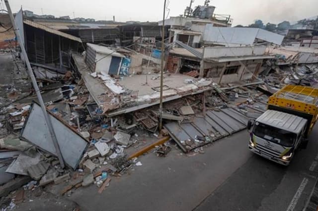 Detalle de un edificio derruido en Catia la Mar, Venezuela, mientras continúa la búsqueda entre los escombros de los edificios, este viernes. Recostados en colchones, sábanas, sillas, carpas y campamentos improvisados, cientos de personas duermen en el asfalto, jardineras, plazas y canchas en Catia La Mar, una de las ciudades más afectadas por los terremotos de magnitud 7.2 y 7.5 ocurridos el miércoles en Venezuela. (EFE/ Ronald Peña R)