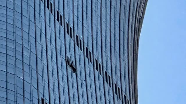 Una avioneta se estrella contra el edificio más alto de Beijing
