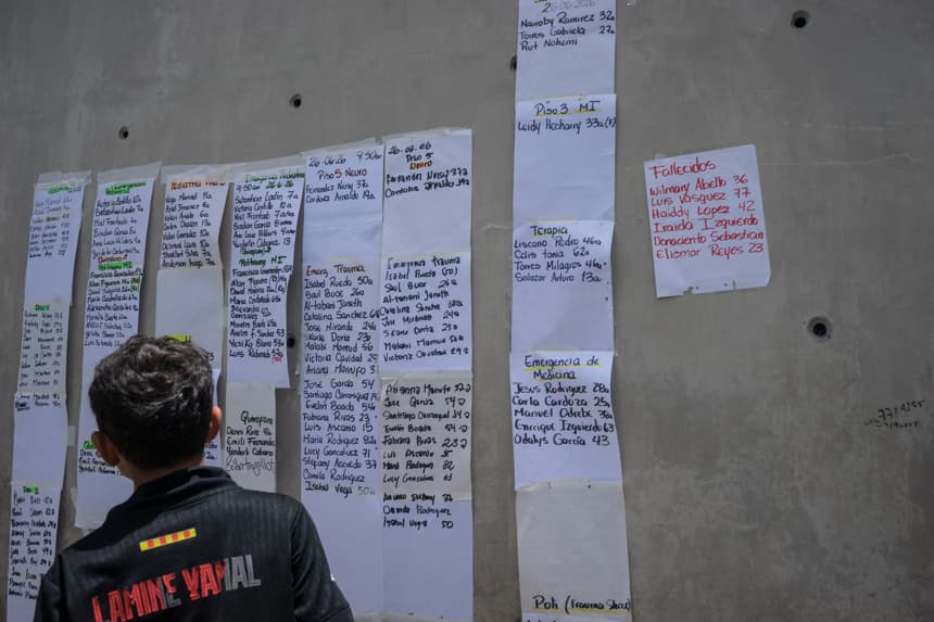 Una persona revisa una lista de heridos y fallecidos este viernes, en el hospital Domingo Luciani de Petare en Caracas, Venezuela. (EFE/ Boris Vergara)