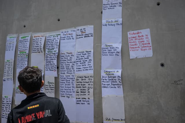 Una persona revisa una lista de heridos y fallecidos este viernes, en el hospital Domingo Luciani de Petare en Caracas, Venezuela. (EFE/ Boris Vergara)